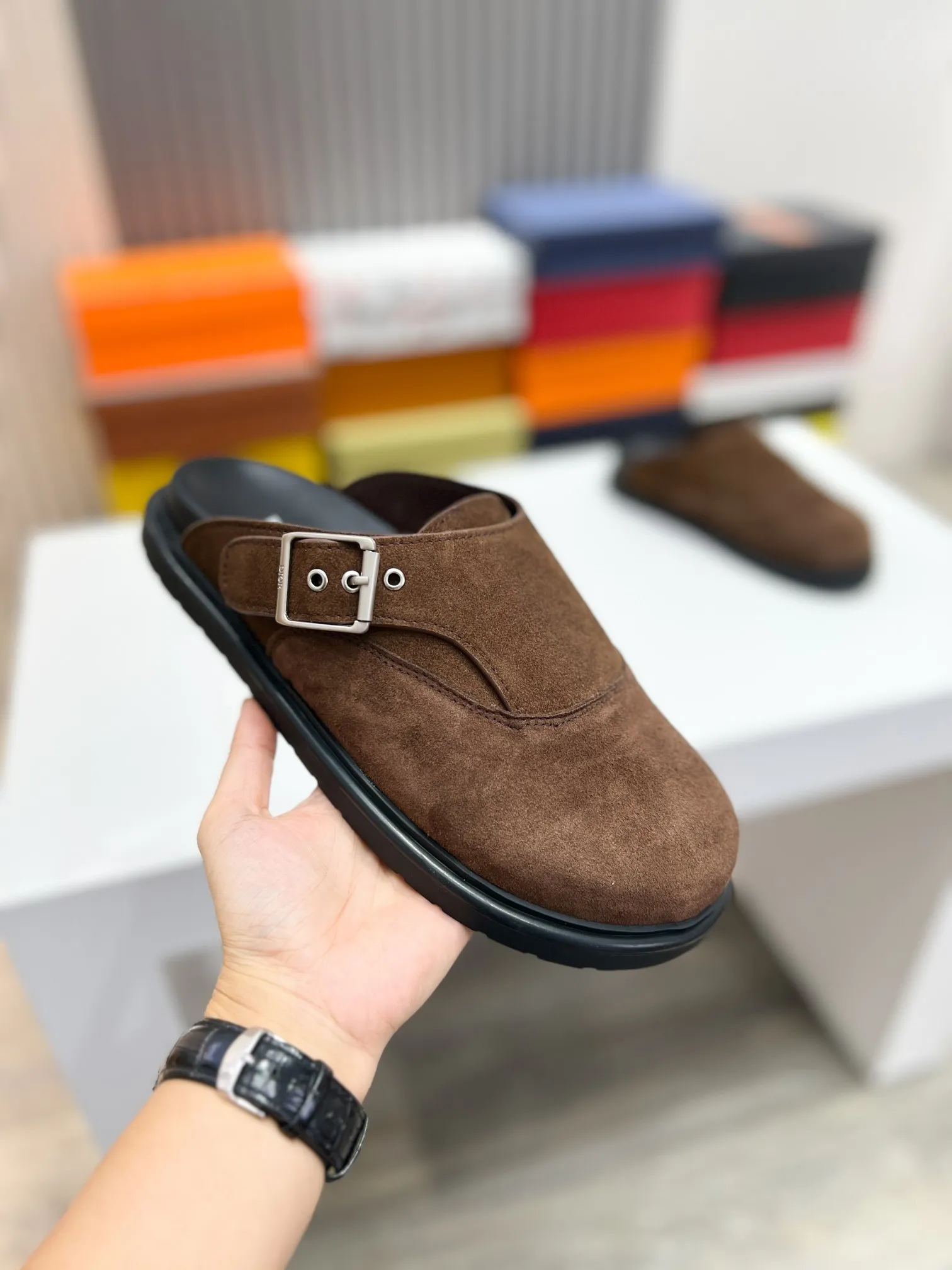 P380 [DIOR] Size 39-44 (38.45 custom-made) 2025ss Dior’s latest men’s slippers are a must-have. Dior Alias ​​Men's Genuine Leather Slippers This summer new Alias ​​sandal embodies a casual and elegant style. Carefully crafted from grained cow leather and Oblique printed fabric, with cowhide lining! Cross-strap design with metal-clad brass CD Diamond logo. The imported cowhide leather and rubber sole adds sophistication and comfort, while Oblique print-effect anti-slip panels add style. No. 012